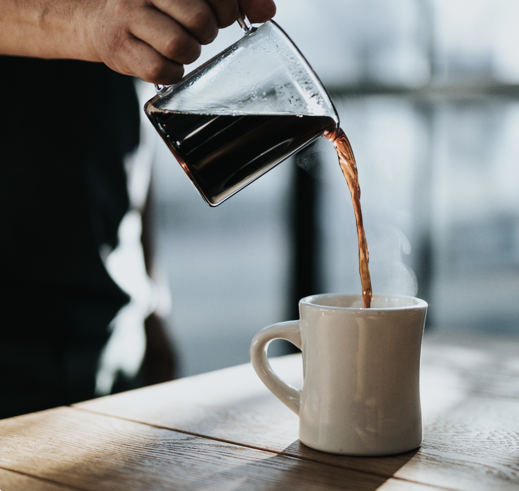 Mand hælder kaffe op