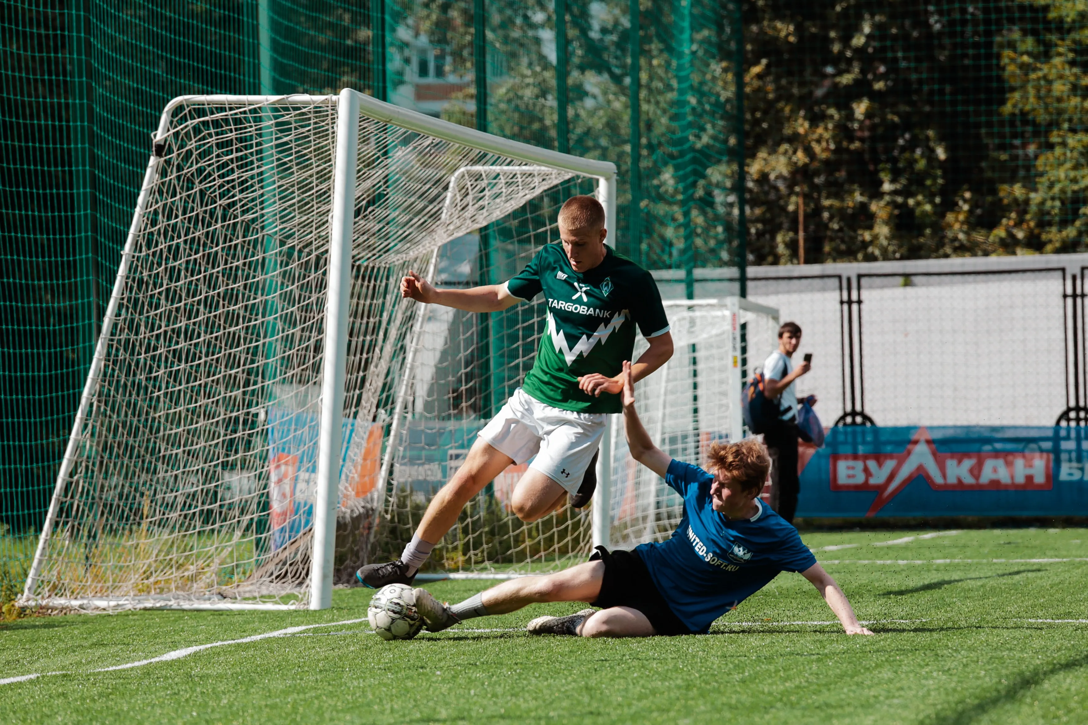To fyre er igang med en intens fodboldkamp Credit:https://unsplash.com/photos/man-in-blue-and-white-soccer-jersey-kicking-ball-on-green-grass-field-during-daytime-xtRWIviknsw