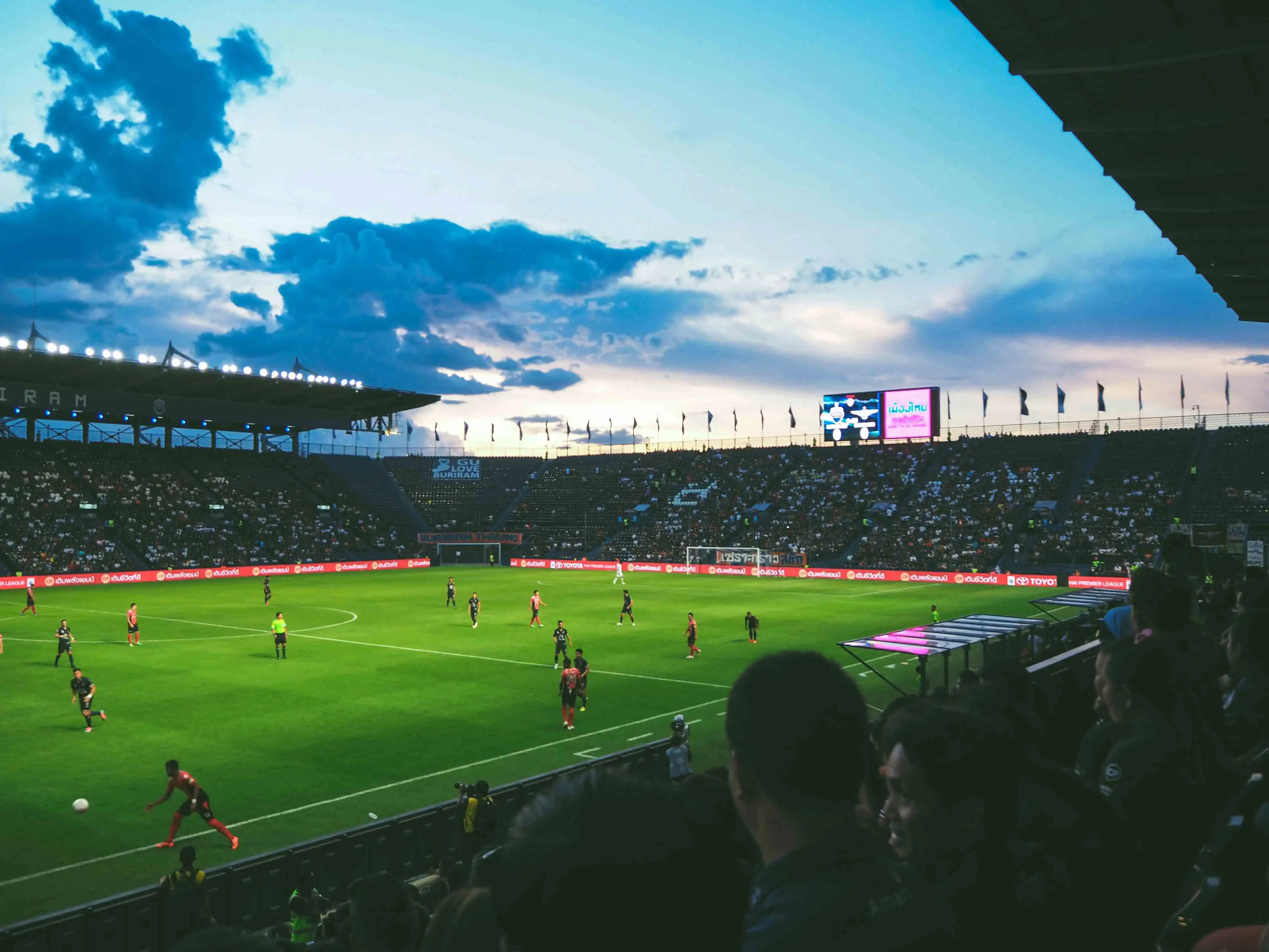 Mænd på stadion ser fodboldkamp